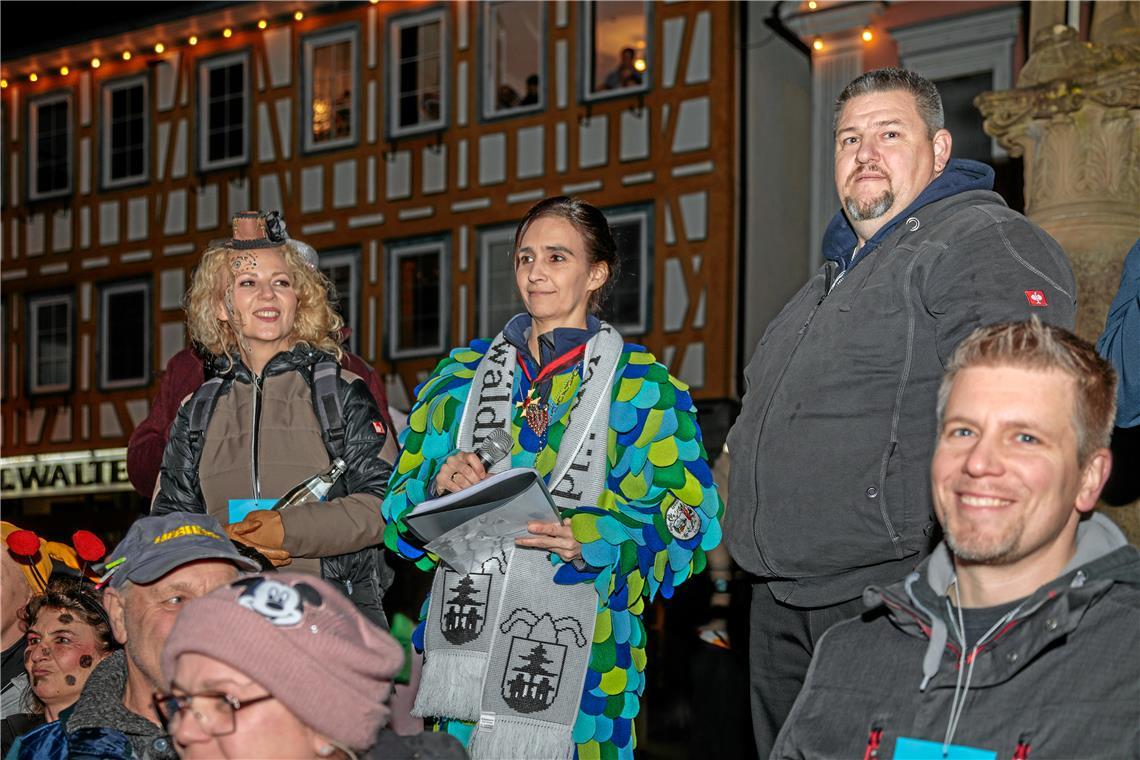 Sprecherin Diana Spreu kommentiert den Umzug für das Publikum. 