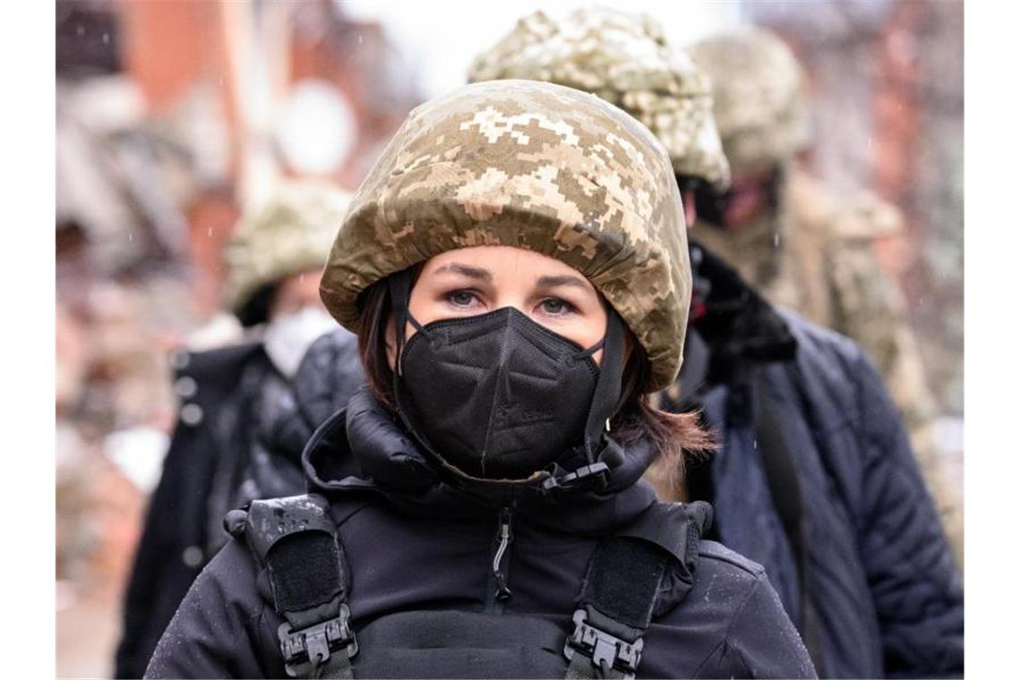 Baerbock an der Frontlinie: Sehr bedrückende Gefühle Spricht sich einmal mehr für eine diplomatische Lösung des Ukraine-Konflikts aus: Annalena Baerbock. Foto: Bernd von Jutrczenka/dpa