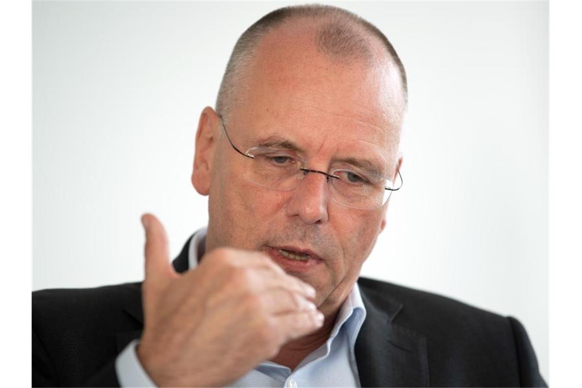 Streit um Neustart-Pläne zwingt Bundesliga zu Reform-Debatte Spricht sich für Gehaltsobergrenzen im Fußball aus: Thomas Röttgermann, Vorstandsvorsitzender von Fortuna Düsseldorf. Foto: Federico Gambarini/dpa