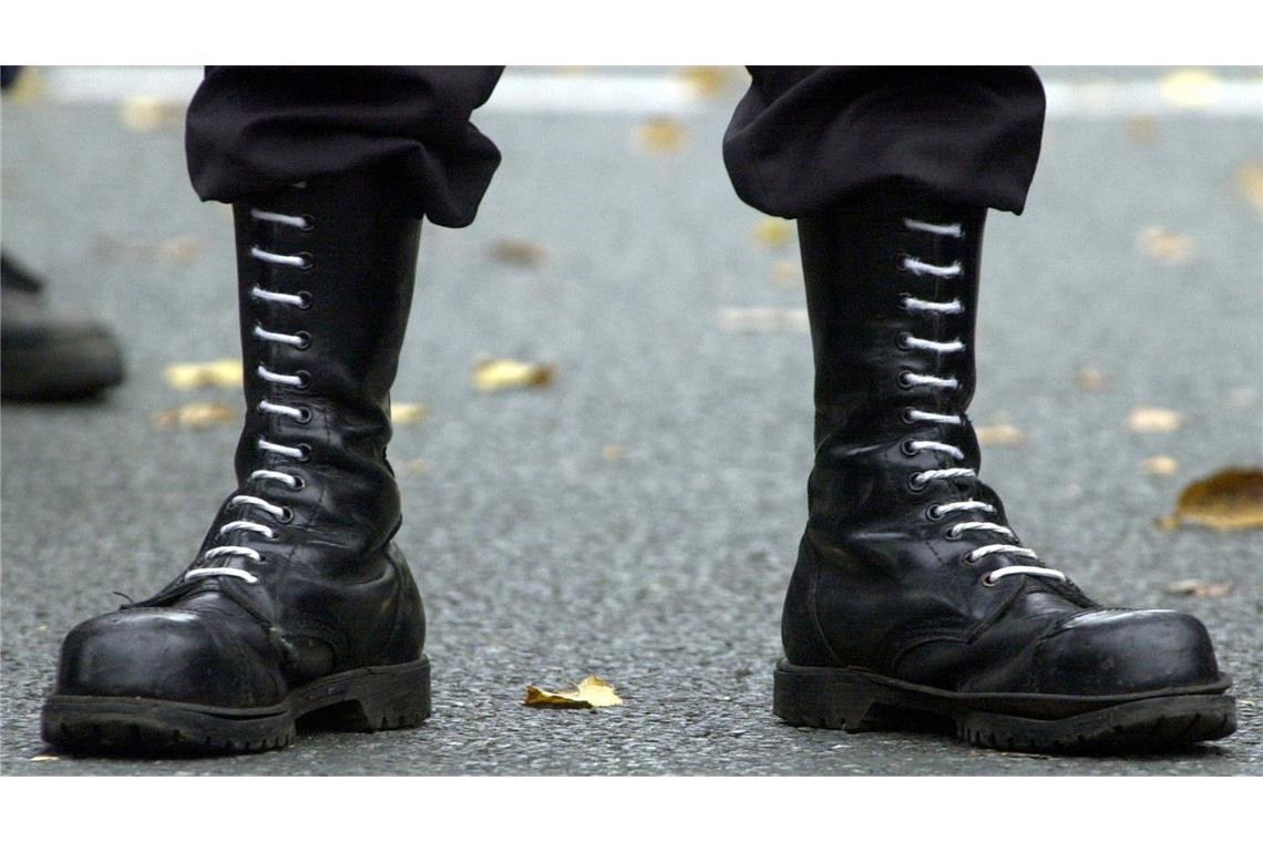 Springerstiefel eines Teilnehmers einer Demonstration der rechten Szene (Archivbild).