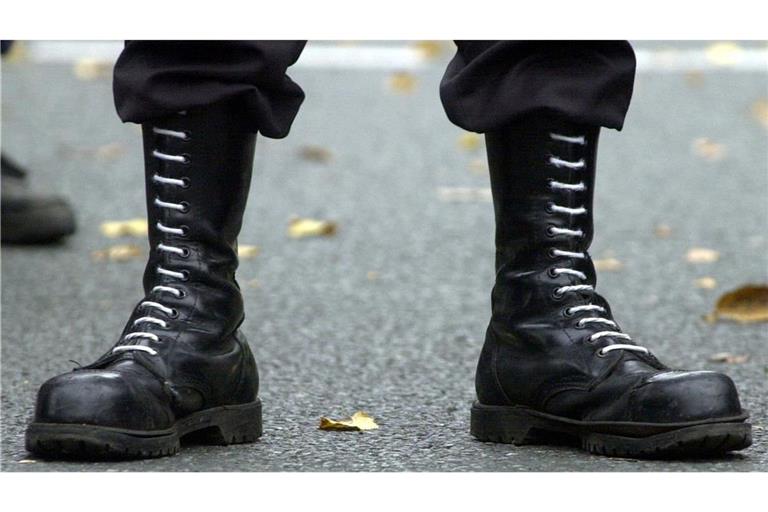 Springerstiefel eines Teilnehmers einer Demonstration der rechten Szene (Archivbild).