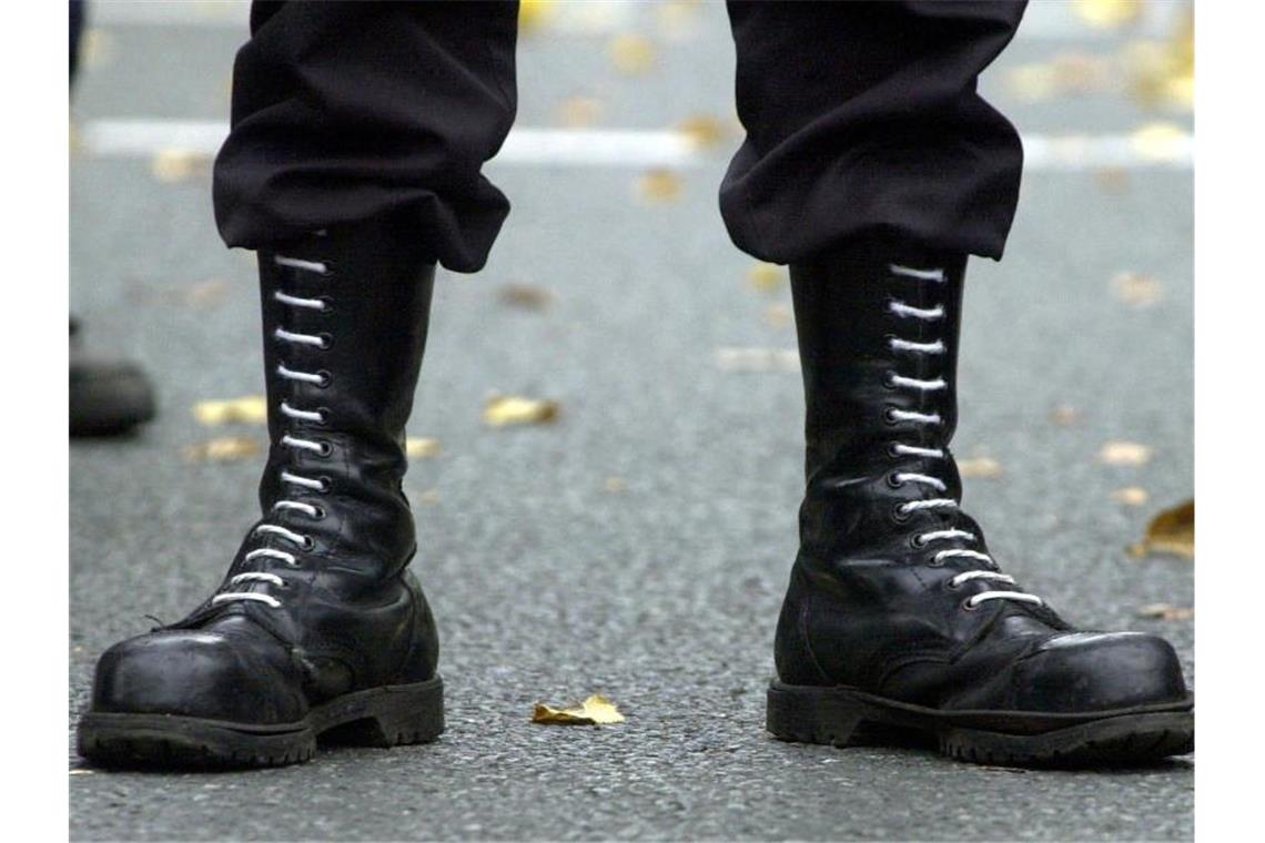 Springerstiefel eines Teilnehmers einer Demonstration der rechten Szene. Foto: picture alliance / dpa