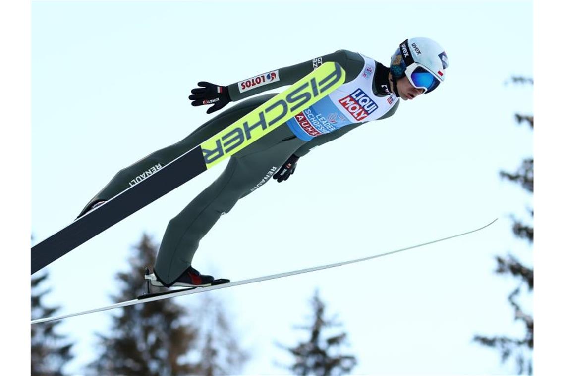 Springt Kamil Stoch in Bischofshofen zu seinem dritten Gesamtsieg der Vierschanzentournee?. Foto: Daniel Karmann/dpa