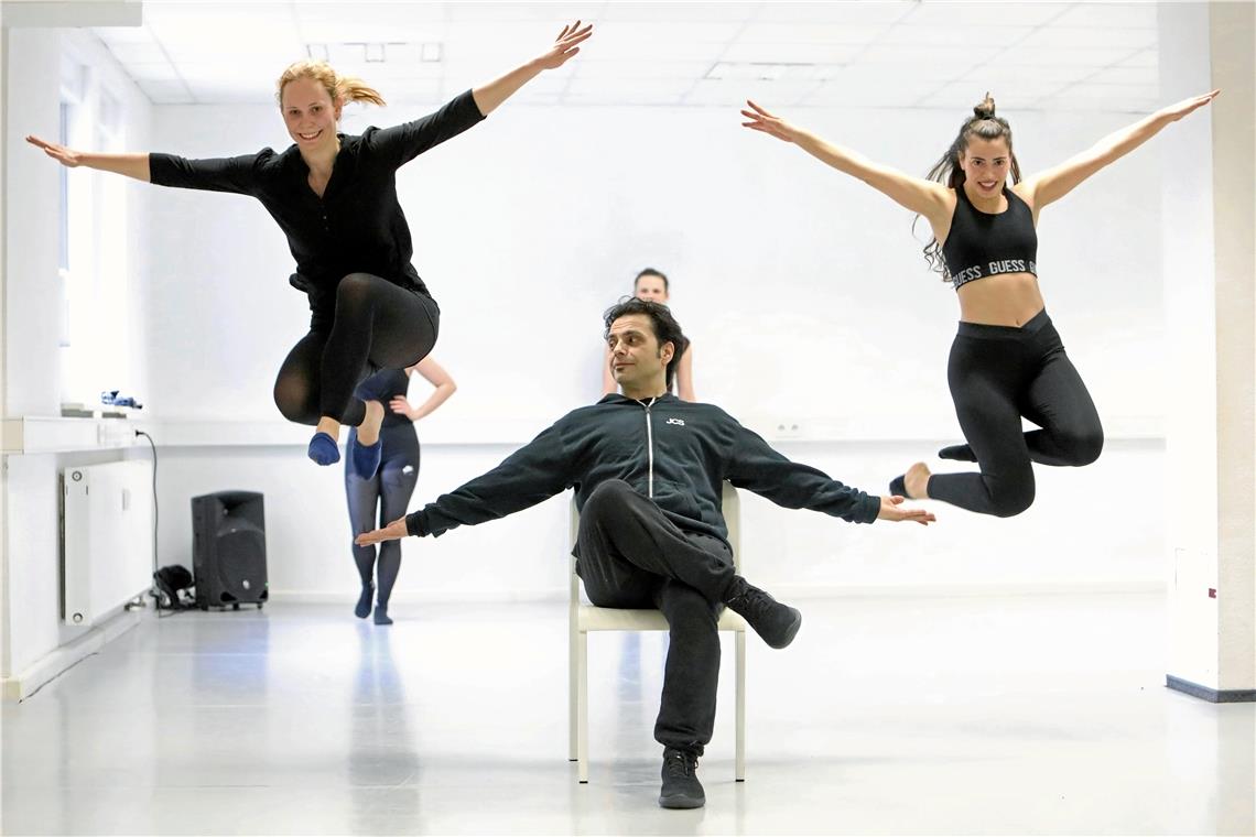 Der Choreograf, dem die Stars vertrauen „Springt über meine Arme. Leicht wie ein Vogel“, ruft Selatin Kara (Mitte), und seine Schülerinnen setzen die Anweisungen um. Foto: A. Palmizi