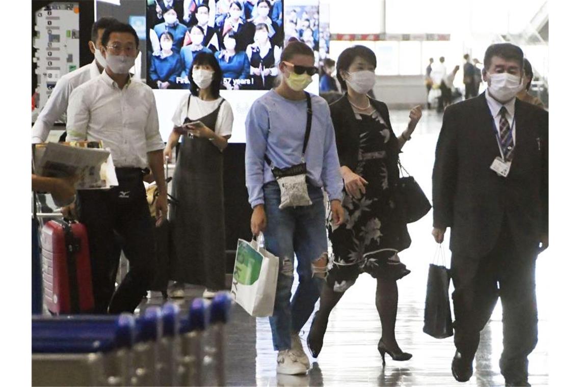 Das war die Olympia-Nacht Sprinterin Kristina Timanowskaja auf dem internationalen Flughafen Narita. Foto: Uncredited/Kyodo News/AP/dpa