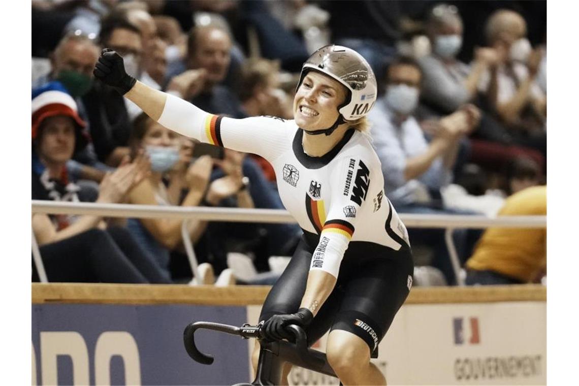 Sprintete in Roubaix erneut zu Gold: Emma Hinze. Foto: Thibault Camus/AP/dpa