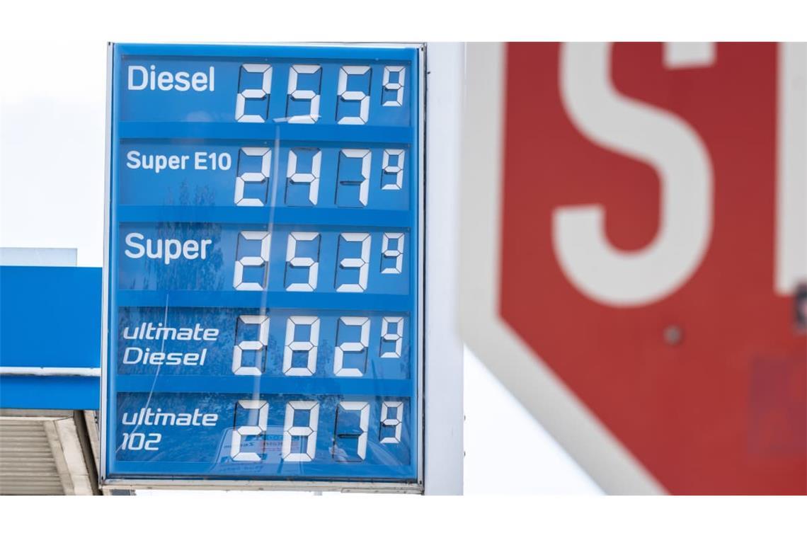 Spritpreise an einer Aral-Tankstelle in Bonn am Freitag.