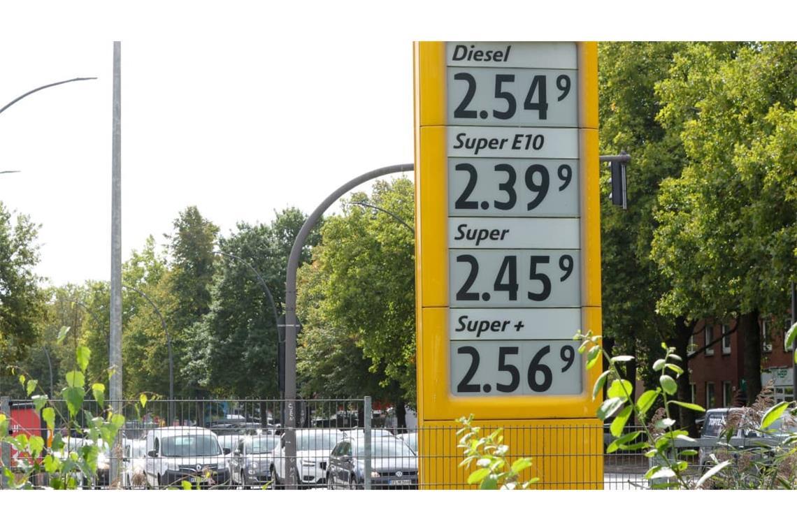 Spritpreise einer Tankstelle in Hamburg: Nach einer neuerlichen Eskalation im Nahen Osten steigen die Preise an der Zapfsäule.