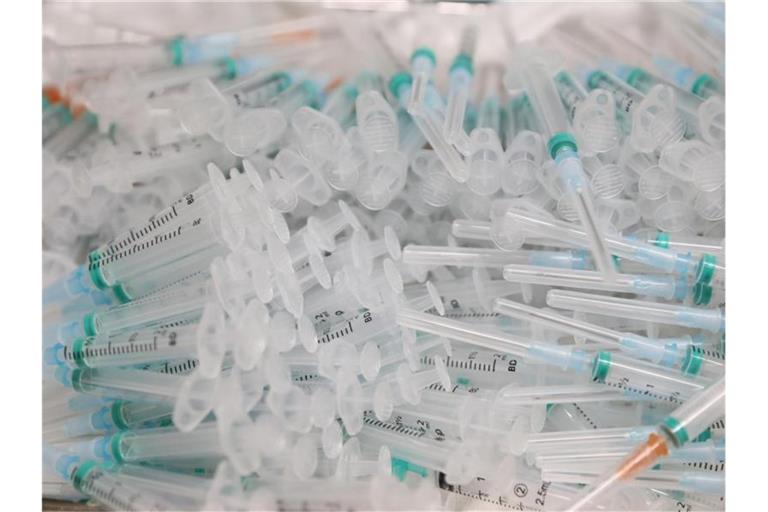 Spritzen liegen auf einem Tisch während einer Impfkampagne mit dem Corona-Impfstoff von Biontech/Pfizer. Foto: Isabel Infantes/EUROPA PRESS/dpa