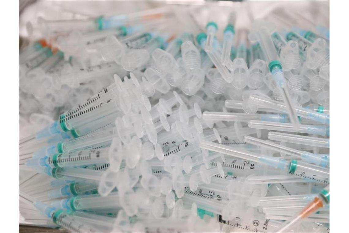 Warnungen vor heftiger vierter Corona-Welle Spritzen liegen auf einem Tisch während einer Impfkampagne mit dem Corona-Impfstoff von Biontech/Pfizer. Foto: Isabel Infantes/EUROPA PRESS/dpa