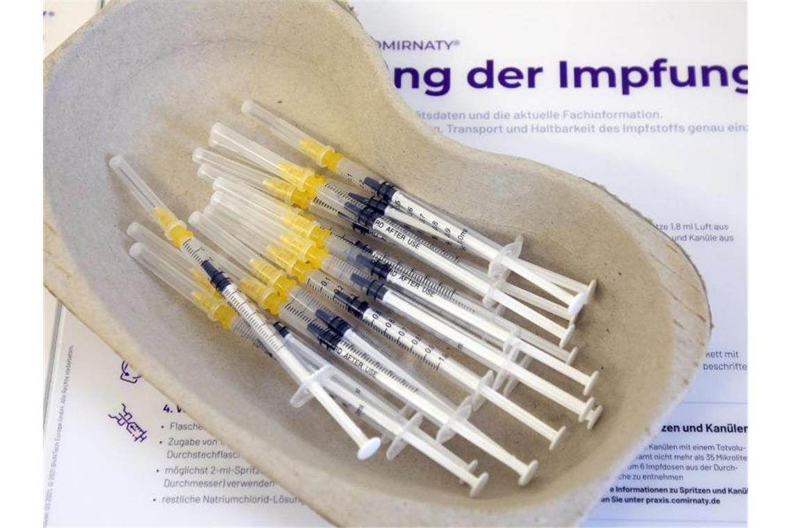Ärzte: Impfangebote in Krankenhäusern Spritzen mit dem Comirnaty-Impfstoff des Herstellers Biontech/Pfizer liegen in einer Schale. Foto: Wolfgang Kumm/dpa/Symbolbild