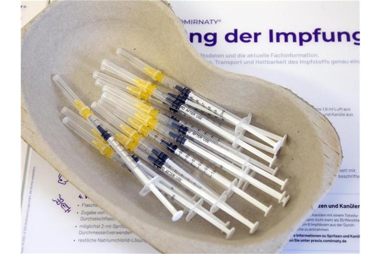 Spritzen mit dem Comirnaty-Impfstoff des Herstellers Biontech/Pfizer liegen in einer Schale. Foto: Wolfgang Kumm/dpa/Symbolbild