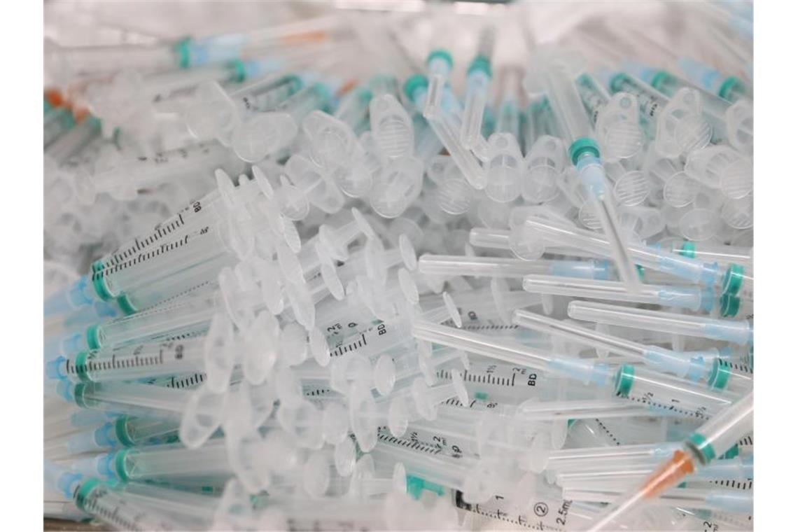 EU erreicht wichtiges Ziel bei Impfkampagne Spritzen mit dem Corona-Impfstoff von Biontech/Pfizer in einem Krankenhaus in Madrid. Die EU hat in Sachen Impfungen eine erfolgreiche Aufholjagd hingelegt. Foto: Isabel Infantes/EUROPA PRESS/dpa