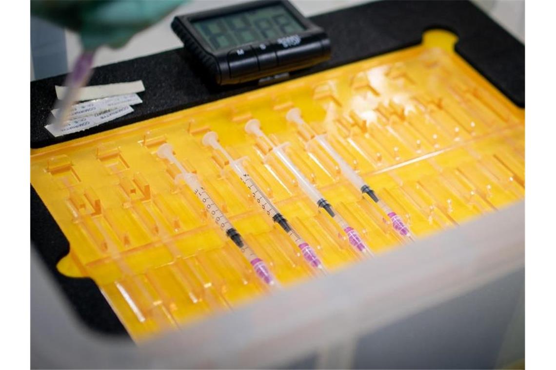 Biontech-Impfstoff künftig einfacher einsetzbar Spritzen mit dem Impfstoff der Hersteller Biontech/Pfizer liegen in einer Box in einem Berliner Impfzentrum. Foto: Kay Nietfeld/dpa-Pool/dpa