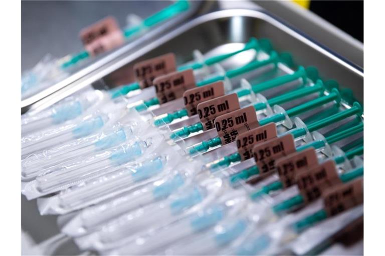 Spritzen mit dem Moderna-Impfstoff gegen das Coronavirus liegen in einem Impfzentrum bereit. Foto: Sven Hoppe/dpa