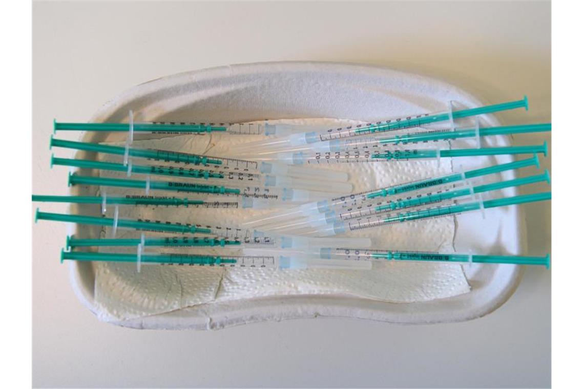 Mehr als 45 Millionen Impfdosen in Deutschland verabreicht Spritzen mit dem Wirkstoff Comirnaty von Biontech/Pfizer gegen das Coronavirus in einer Hausarztpraxis. Foto: Robert Michael/dpa