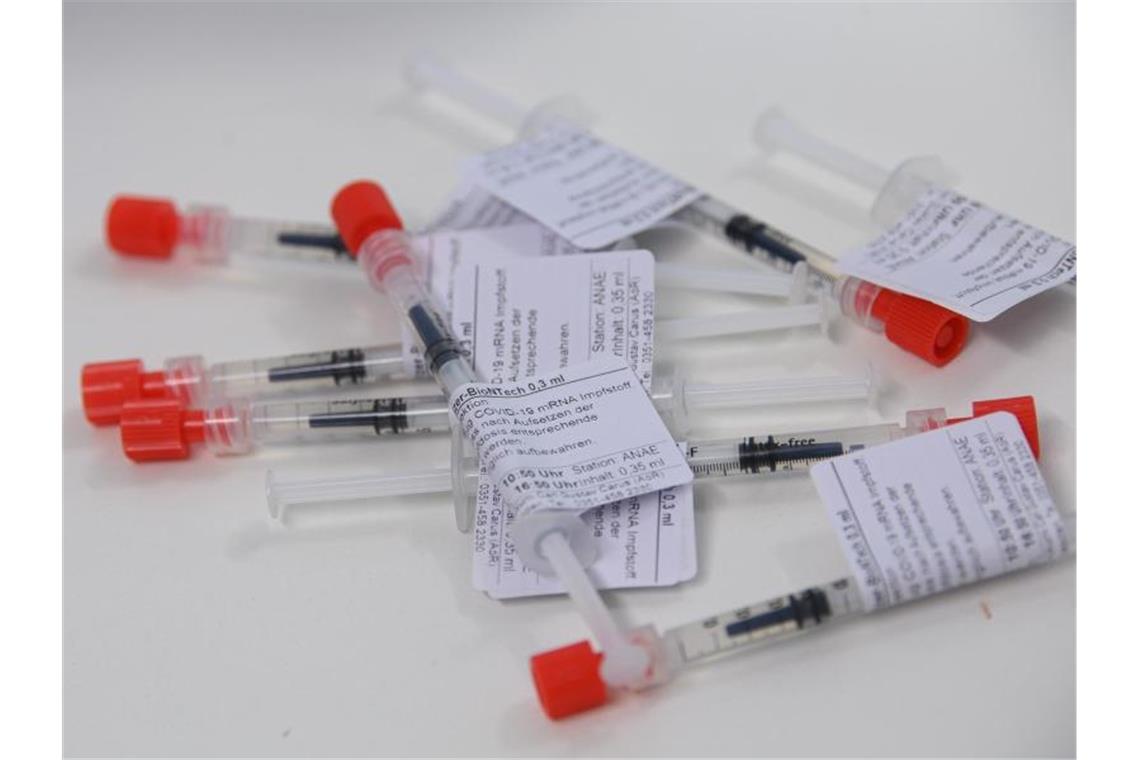 Landkreistag für Aussetzung der Pflege-Impfpflicht Spritzen mit einem Impfstoff gegen das Coronavirus liegen in einer Klinik auf dem Tisch. Foto: Robert Michael/dpa-Zentralbild/dpa/Symbolbild