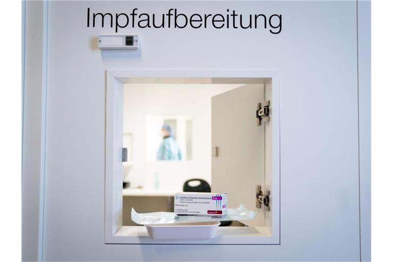 Spritzen und eine Packung mit dem Impfstoff von Astrazeneca liegen in einer Durchreiche in einem Berliner Impfzentrum. Foto: Kay Nietfeld/dpa-pool/dpa