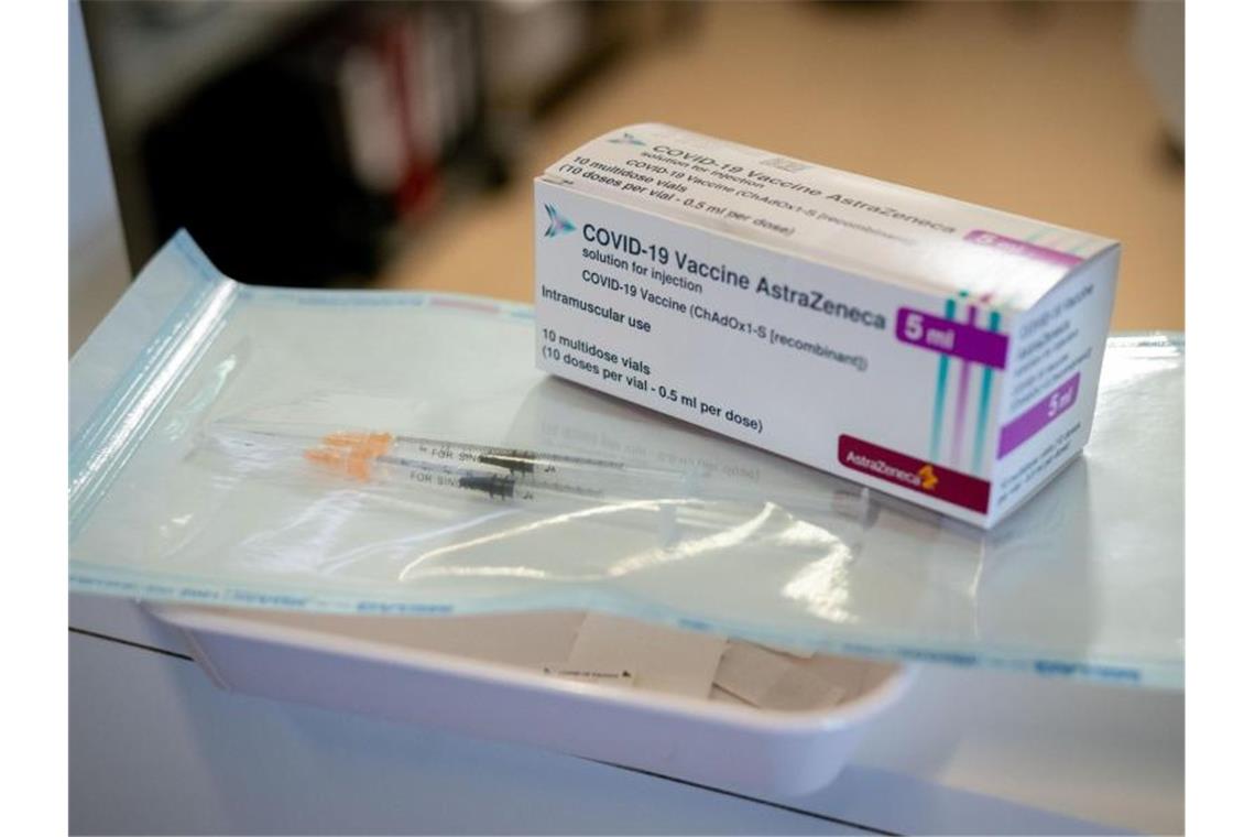 Spritzen und eine Packung mit dem Impfstoff von Astrazeneca in einem Impfzentrum in Berlin. Foto: Kay Nietfeld/dpa-pool/dpa