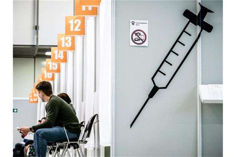 Spritzen zum Eigenschutz - und zum Schutz anderer: Angenommen wird, dass vollständig geimpfte Menschen als Überträger des Coronavirus eine geringere Rolle spielen als Ungeimpfte. Foto: Michael Kappeler/dpa