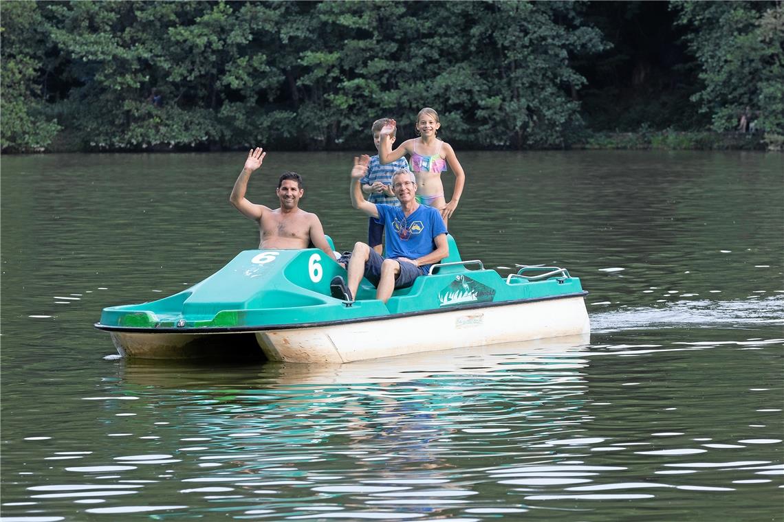 Spritztour zu Wasser: Vater und Sohn – Gerald Friesen (rechts) mit Sebastian inklusive Freunde – Giancarlo Scarsi Fletcher (links) mit Sophie. Foto: J. Fiedler