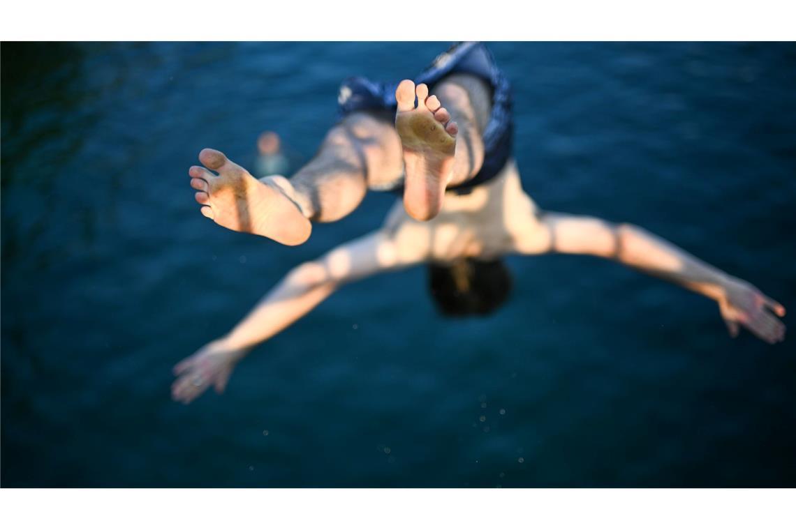 Sprung ins kühle Nass: Ein Mann springt bei Hitze in Zürich von einer Brücke in den Fluss Limmat.