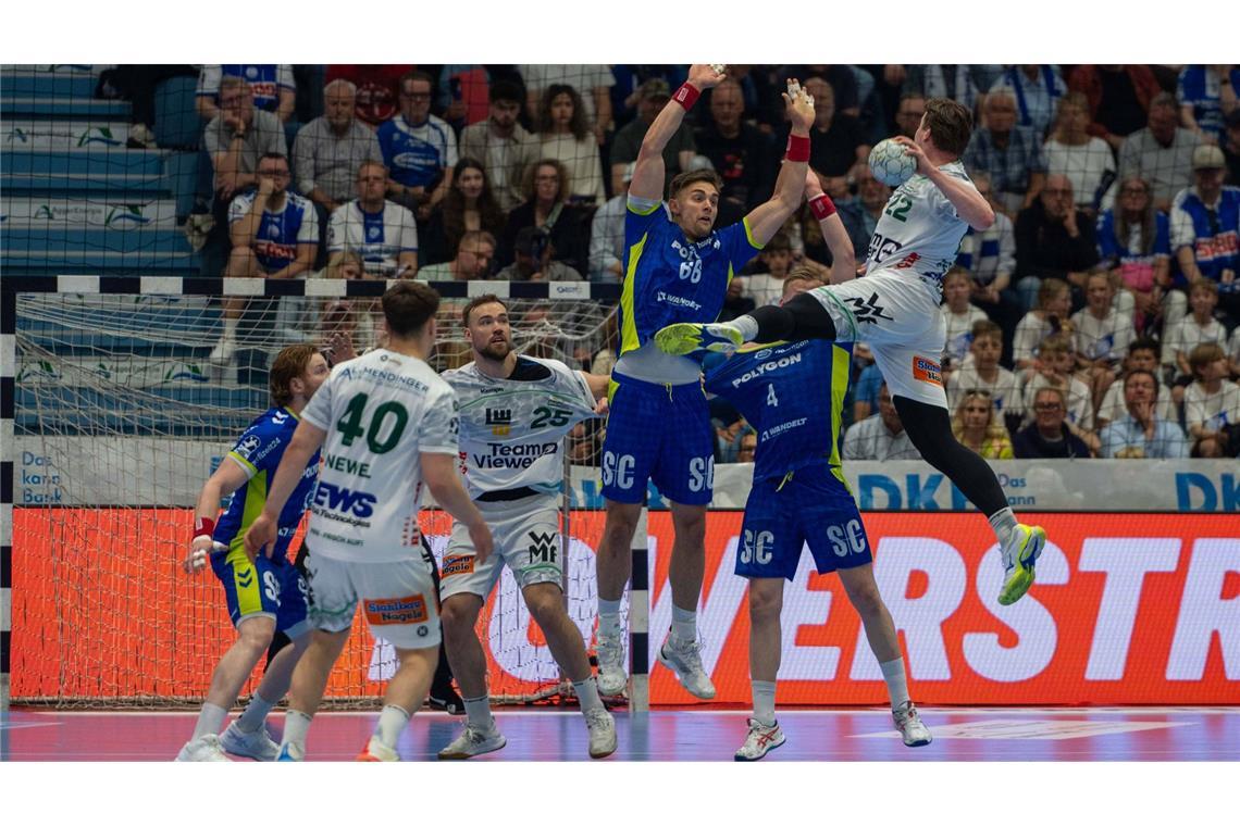 Sprungkräftig und torgefährlich: Göppingens Linkshänder Erik Persson wirft in Gummersbach sechs Tore.