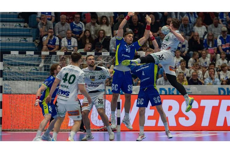 Sprungkräftig und torgefährlich: Göppingens Linkshänder Erik Persson wirft in Gummersbach sechs Tore.