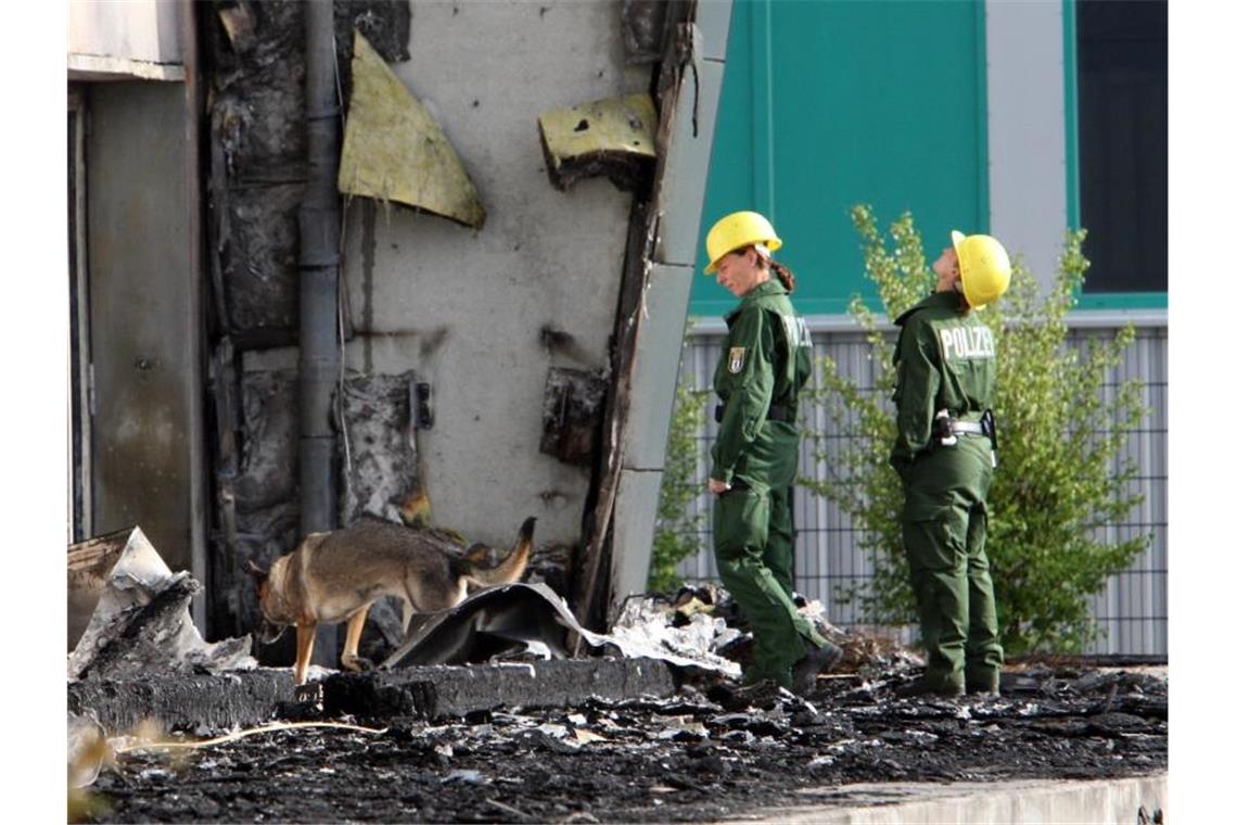 Spürhunde der Polizei vor einer abgebrannten Turnhalle in Potsdam. Ein Feuer hatte die geplante Flüchtlingsunterkunft zerstört. Foto: Nestor Bachmann