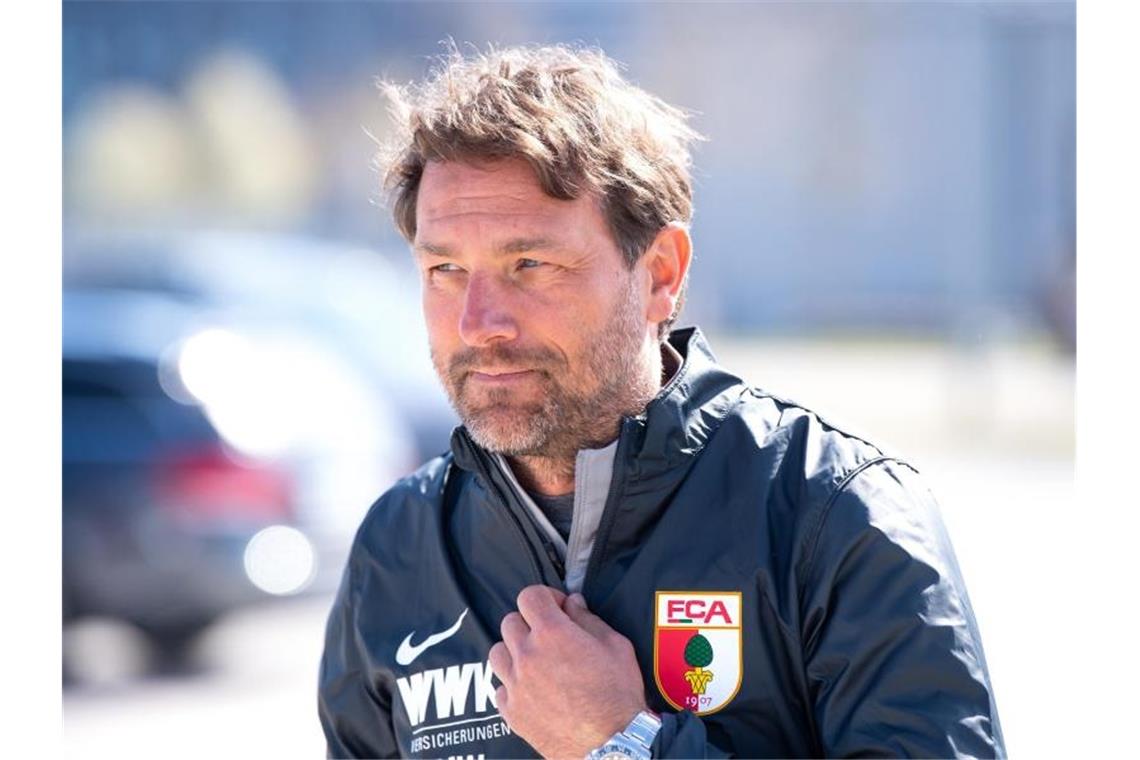 Reuige Rückkehr: Weinzierl spürt „Nach-Hause-Kommer-Effekt“ Spürt beim FC Augsburg „den Nach-Hause-Kommer-Effekt“: Trainer Markus Weinzierl kommt zum Training. Foto: Sven Hoppe/dpa