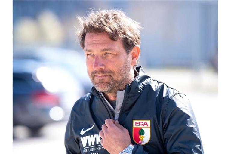 Spürt beim FC Augsburg „den Nach-Hause-Kommer-Effekt“: Trainer Markus Weinzierl kommt zum Training. Foto: Sven Hoppe/dpa