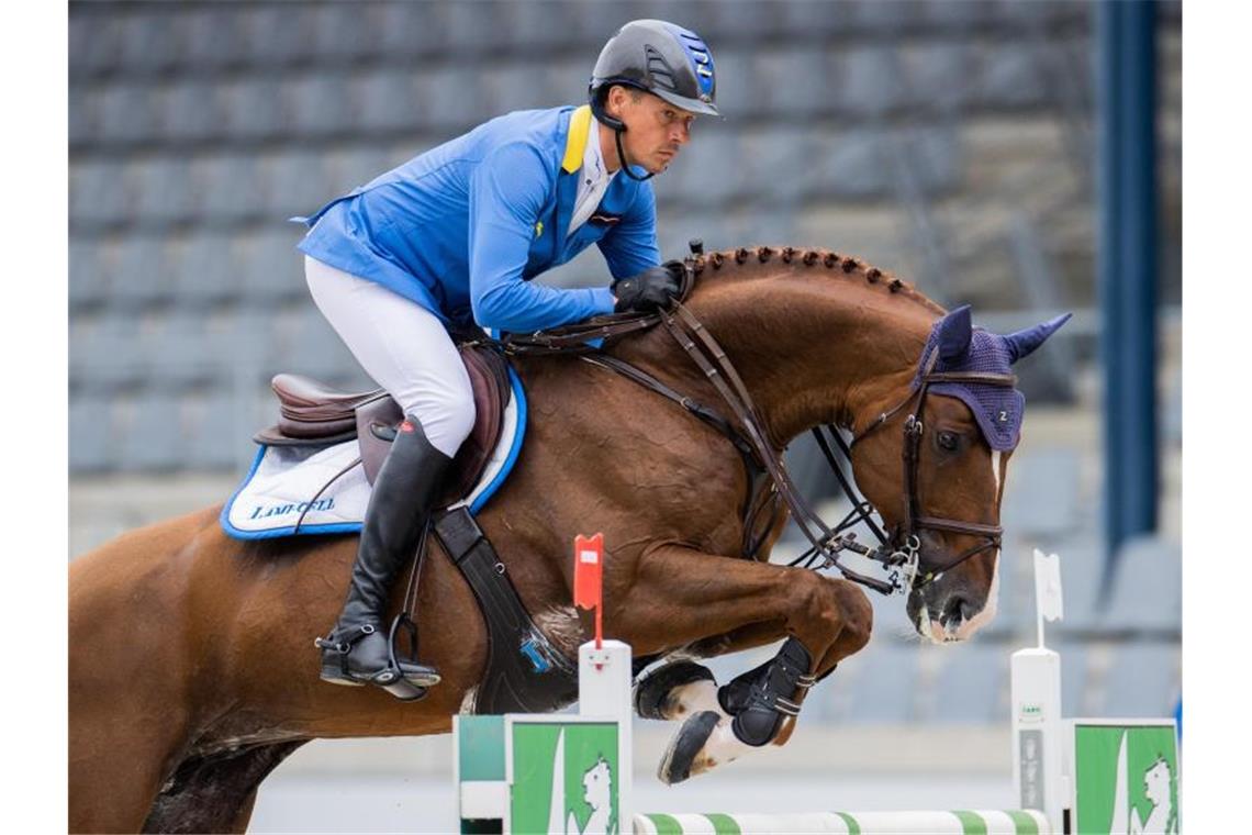 Spürt die Auswirkungen der Corona-Krise im Reitsport: Christian Ahlmann. Foto: Rolf Vennenbernd/dpa