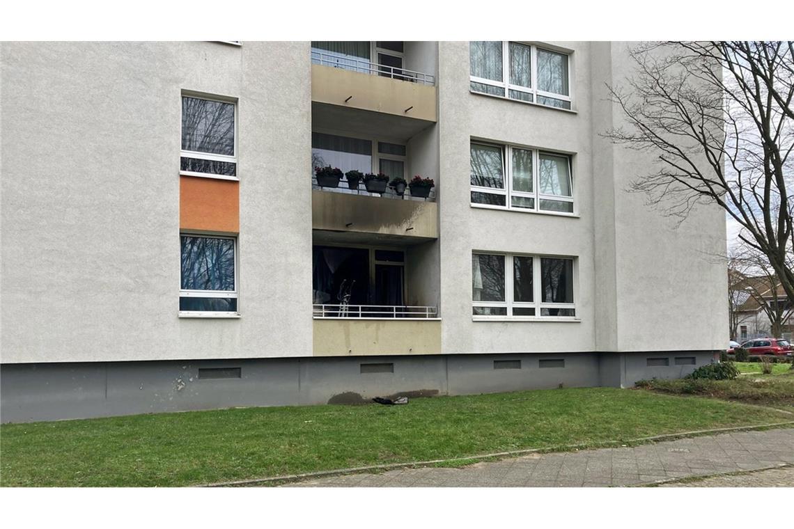 Spuren des Wohnungsbrands an der Fassade.