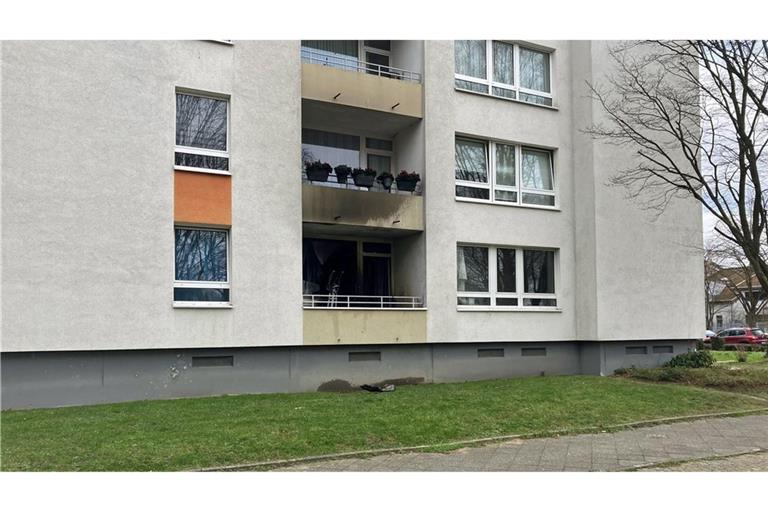 Spuren des Wohnungsbrands an der Fassade.