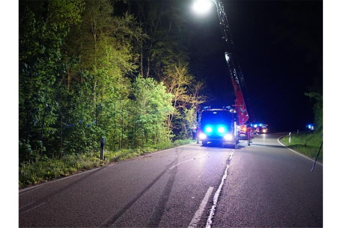Spuren eines Fahrzeugs sind neben einer ausgefahrenen Leiter eines Feuerwehrwagens zu sehen. Foto: Hemmann/SDMG/dpa