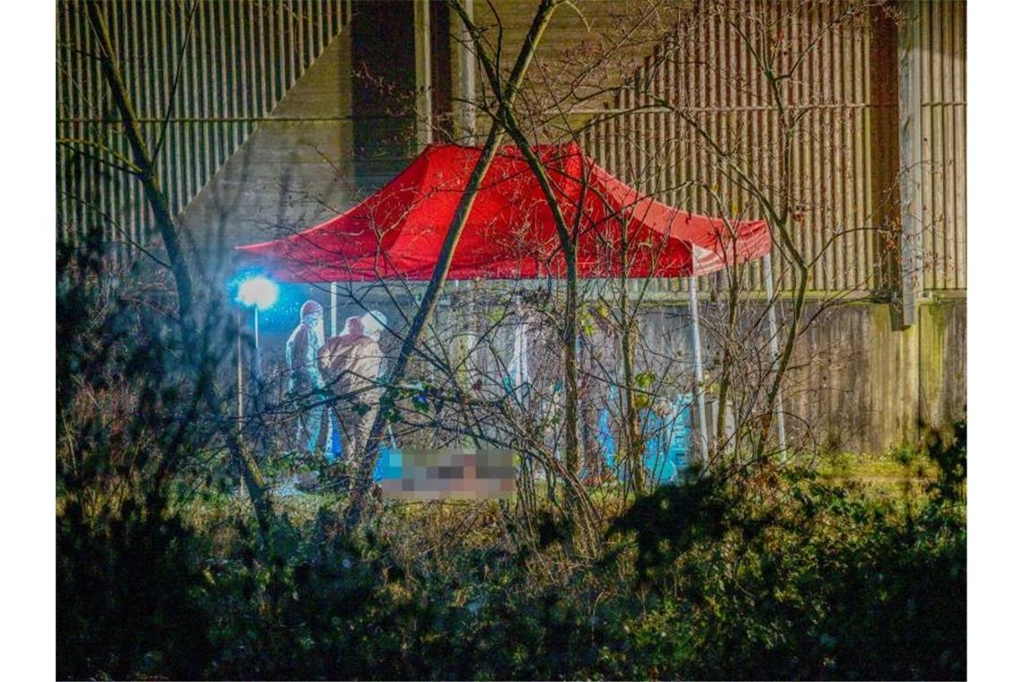 Zwei Mordanklagen nach Tod eines 26-Jährigen in Ebersbach Spurensicherer der Polizei arbeiten am Fundort der Leiche. Foto: Marius Bulling/dpa/Archivbild