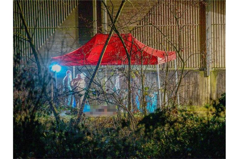 Spurensicherer der Polizei arbeiten an einem Fundort einer Leiche. Foto: Marius Bulling/dpa/Archiv