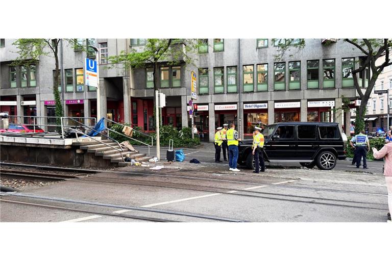 Spurensicherung am 2. Mai 2025 an der Unfallstelle am Olgaeck, nachdem die Rettungskräfte abgerückt sind. Die Ermittlungsergebnisse sind wesentlicher Bestandteil des Prozesses im Amtsgericht wegen fahrlässiger Tötung.