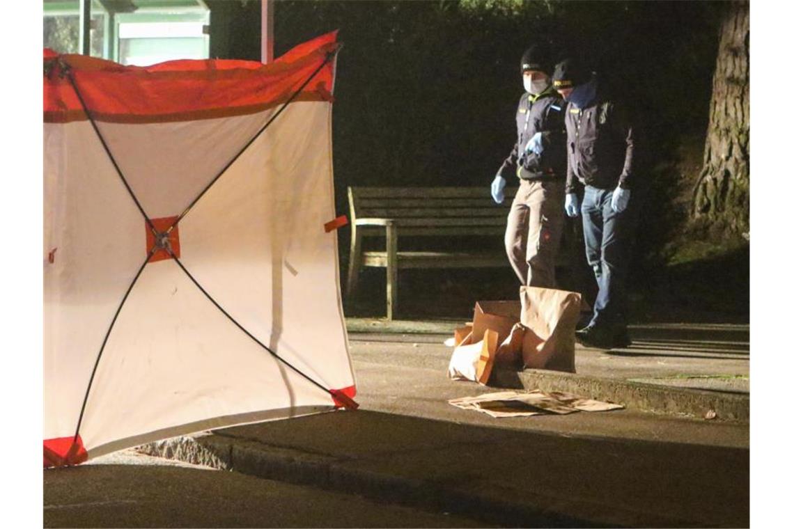 Haftbefehl gegen 19-Jährige nach Gewalttat in Augsburg Spurensicherung am Tatort in Augsburg. Foto: -/Vifogra/dpa