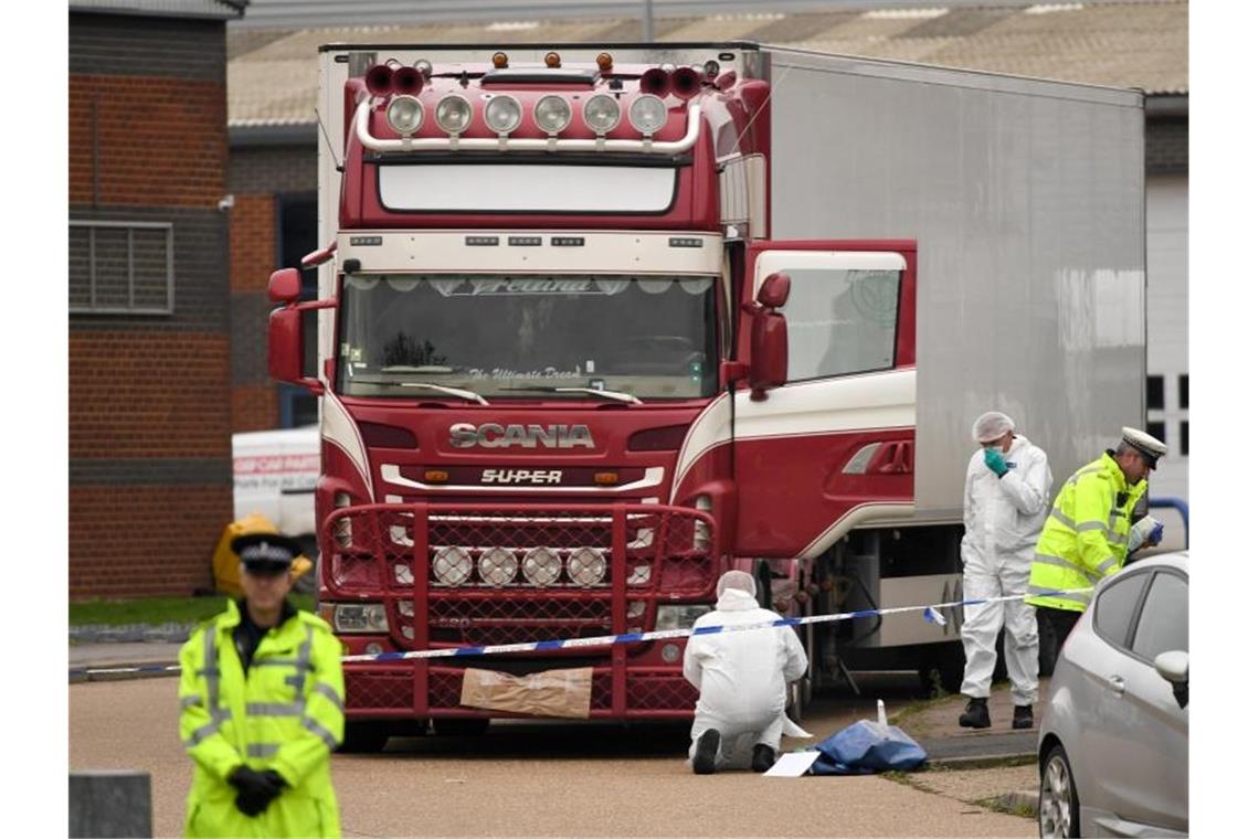 Spurensicherung an dem Lkw, in dem nahe London vor zwei Wochen 39 Leichen entdeckt worden waren. Foto: Stefan Rousseau/PA Wire/dpa/Archivbild