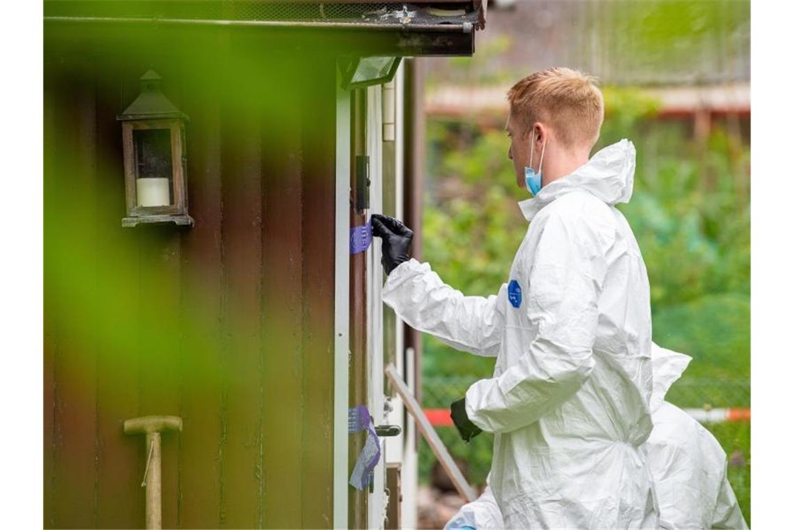 Missbrauchsfall von Münster: Wie groß ist der Eisberg? Spurensicherung an der Laube des vermutlichen Haupttäters in Münster. Foto: Guido Kirchner/dpa