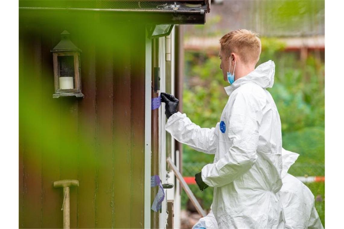 Spurensicherung an der Laube des vermutlichen Haupttäters in Münster. Foto: Guido Kirchner/dpa