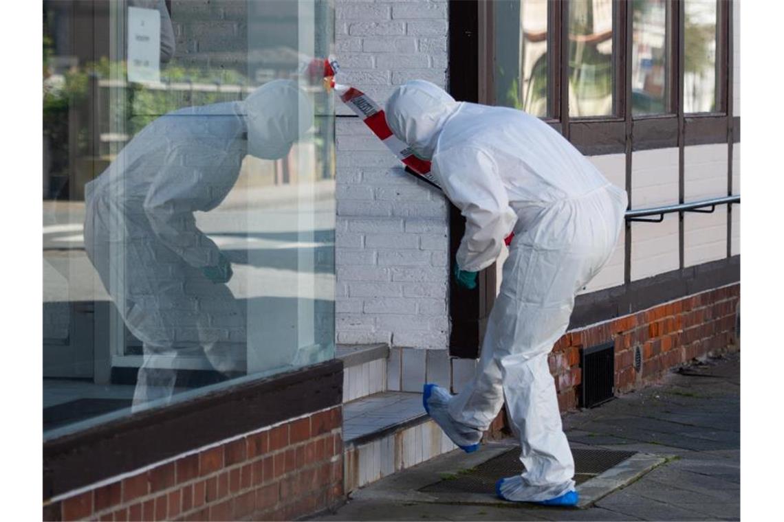 Spurensicherung im niedersächsischen Wittingen, wo ebenfalls zwei Leichen entdeckt worden waren. Foto: Christophe Gateau