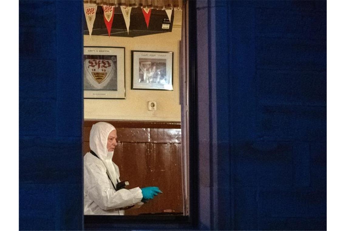 Viele Fragen nach Schüssen in Rot am See Spurensicherung im Wirtshaus: Hier wurden zwei der sechs erschossenen Menschen gefunden. Foto: Sebastian Gollnow/dpa