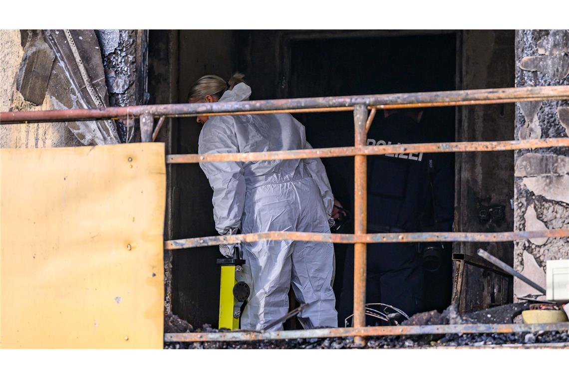 Drei Menschen sterben bei Feuer in Wohnblock Spurensuche am Brandort: Ermittler wollen den Auslöser des verheerenden Feuers klären.