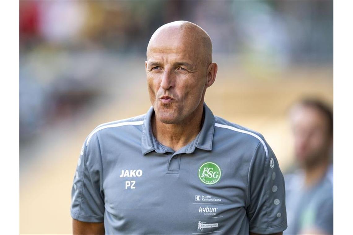 St. Gallens Trainer Peter Zeidler betritt das Stadion. Foto: David Inderlied/dpa/Archivbild