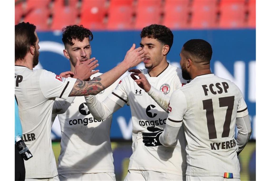 Spannendes Aufstiegsrennen: Bochum schließt zum HSV auf St. Pauli feierte einen wichtigen Auswärtssieg in Nürnberg. Foto: Daniel Karmann/dpa