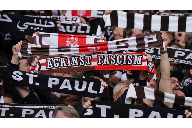 St. Pauli will einen möglichen Aufstieg in die Fußball-Bundesliga nicht nur mit einer Fan-Party, sondern mit einem Aktionstag für Demokratie, gegen Rassismus, Antisemitismus und Diskriminierung feiern.