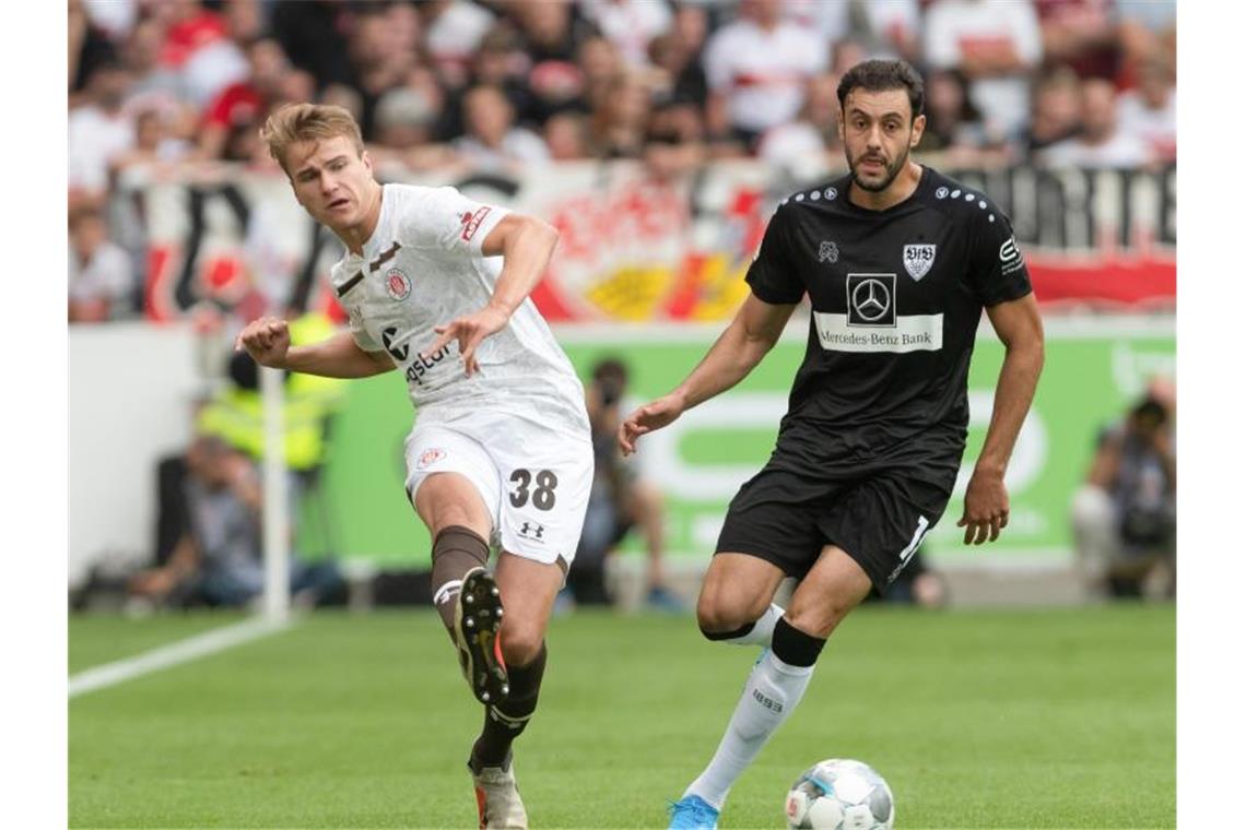 St. Paulis Florian Carstens und Stuttgarts Hamadi Al Ghaddioui (l-r) im Zweikampf um den Ball. Foto: Daniel Maurer