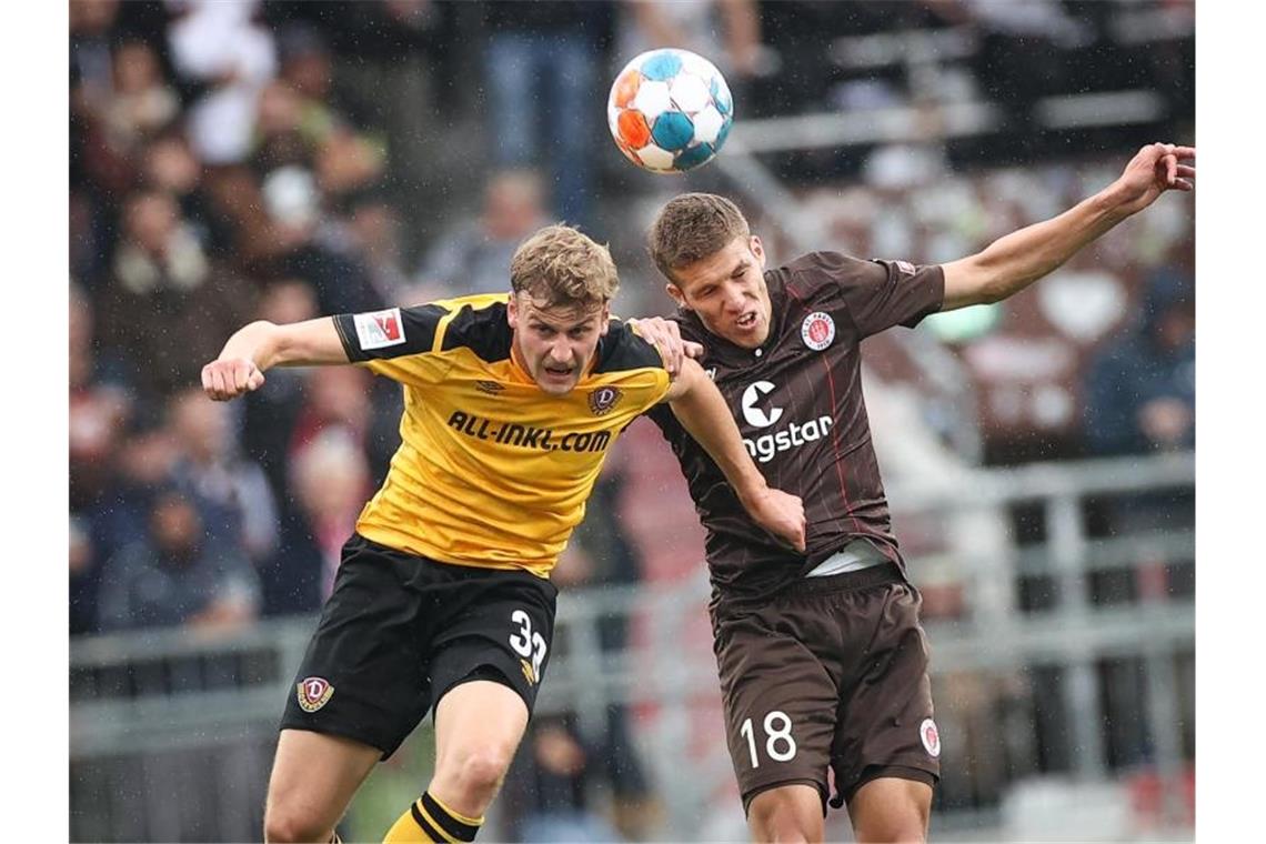 Terodde stellt Tor-Rekord ein - St. Pauli spitze St. Paulis Jakov Medic (r) und Dresdens Christoph Daferner im Kampf um den Ball. Foto: Christian Charisius/dpa